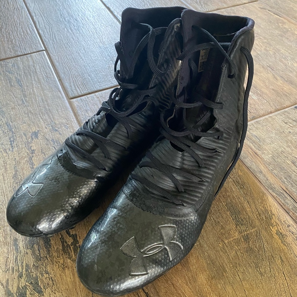 Men’s UA football cleats